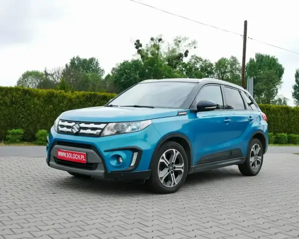 Niebieski Suzuki Vitara na placu. Sprawdź aktualne suzuki vitara - ceny używanych.