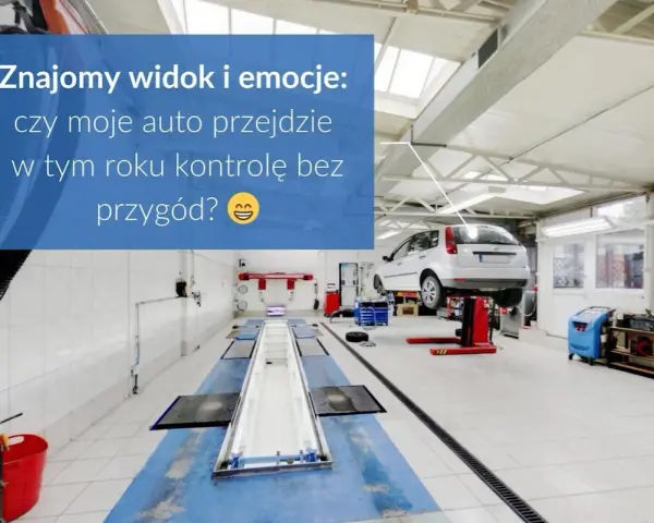 Warsztat samochodowy z podnośnikiem, na którym stoi auto. Czy przegląd techniczny samochodu co sprawdzają, zakończy się sukcesem?