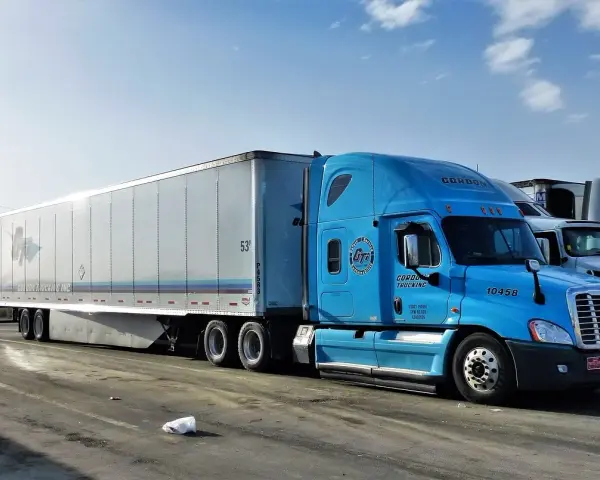 Błękitna ciężarówka Gordon Trucking gotowa do trasy door to door.
