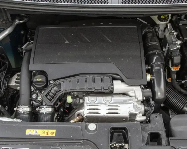 Silnik w Peugeot 3008. Zastanawiasz się, jaki silnik wybrać? Oto widok jednostki napędowej.