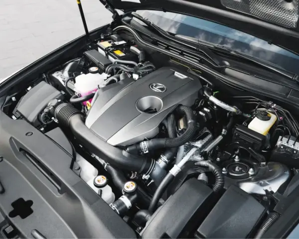 Silnik Lexus z napisem TURBO. Potężny biturbo gotowy do akcji.