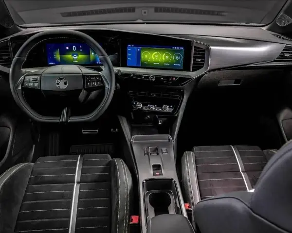 Wnętrze nowoczesnego Vauxhalla z dwoma ekranami, sportowymi fotelami i eleganckimi detalami.