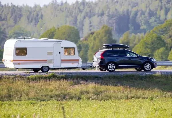 Czy można przebywać w przyczepie kempingowej podczas jazdy? Sprawdź bezpieczeństwo