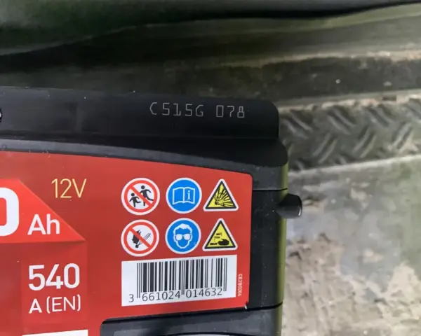 Na akumulatorze widoczny kod C5156 078, który może oznaczać datę produkcji akumulatora.
