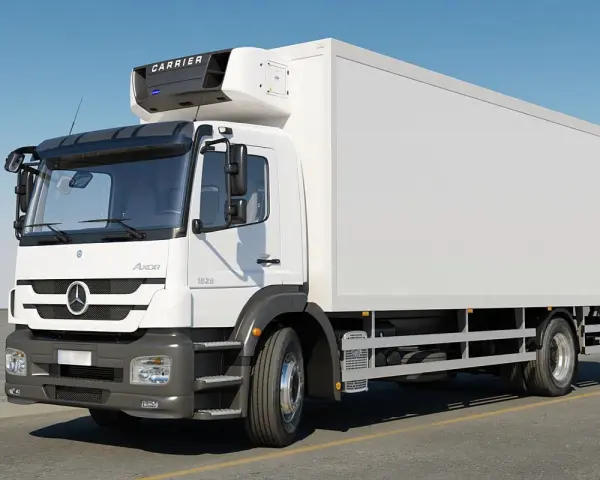 Biała chłodnia Mercedes Axor z agregatem Carrier na dachu, gotowa do transportu towarów.