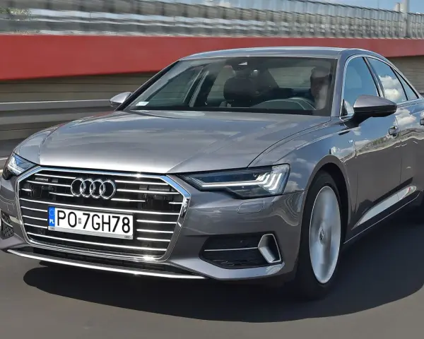 Szary Audi A6 na drodze. Sprawdź aktualną audi a6 cena i wyposażenie.