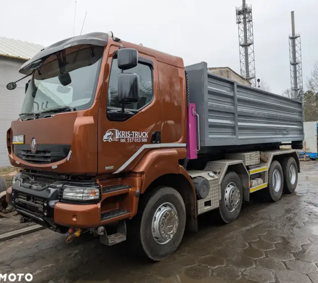 Brązowy Renault Kerax z naczepą wywrotką, gotowy do pracy na placu budowy.