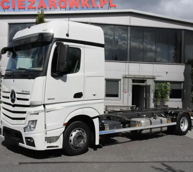 Biały Mercedes Actros MP4 z systemem hakowym, gotowy do pracy.
