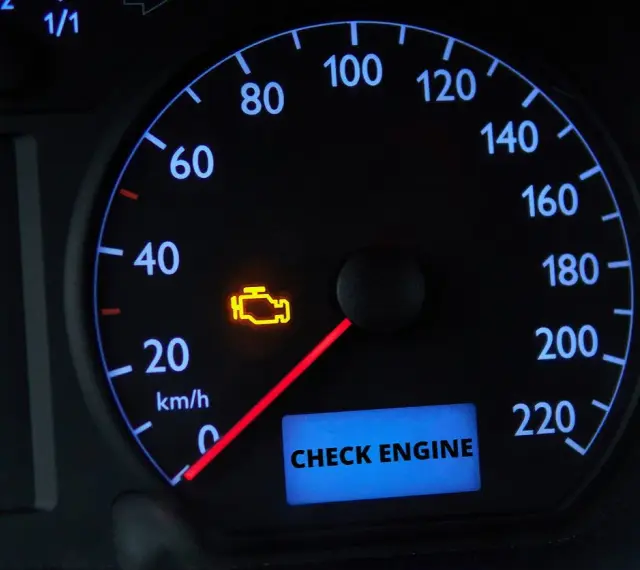 Kontrolka "Check Engine" świeci się na desce rozdzielczej. Dowiedz się, jak skasować błąd check engine bez komputera.
