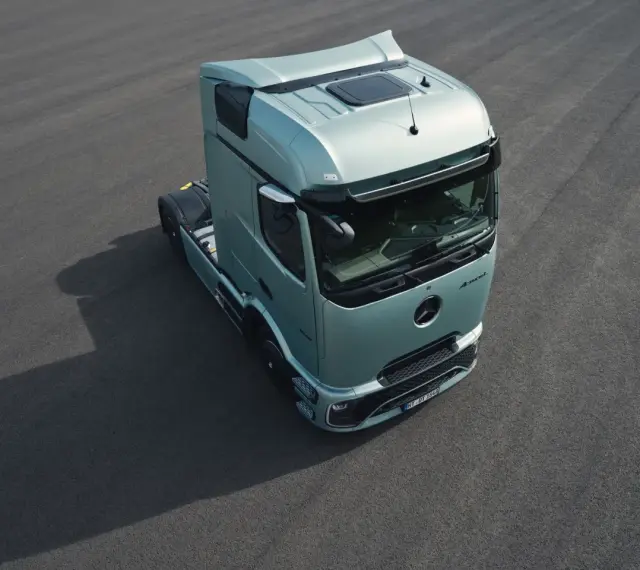 Nowy Mercedes Actros 2025 w kolorze miętowym prezentuje się na ciemnym asfalcie.