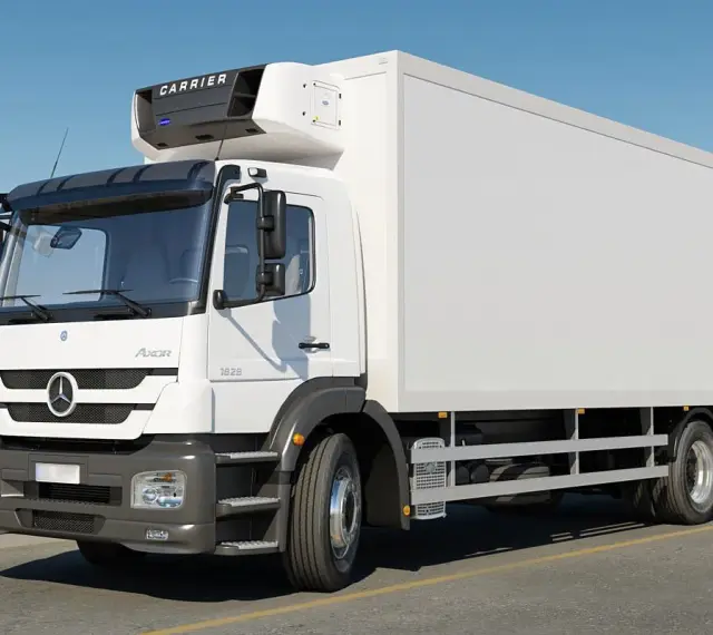 Biała chłodnia Mercedes Axor z agregatem Carrier na dachu, gotowa do transportu towarów.