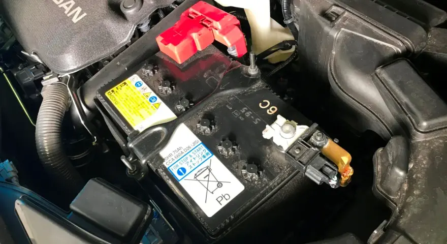 Akumulator Nissan z oznaczeniem 75Ah i CCA 660A, przeznaczony do aut z systemem Start-Stop.