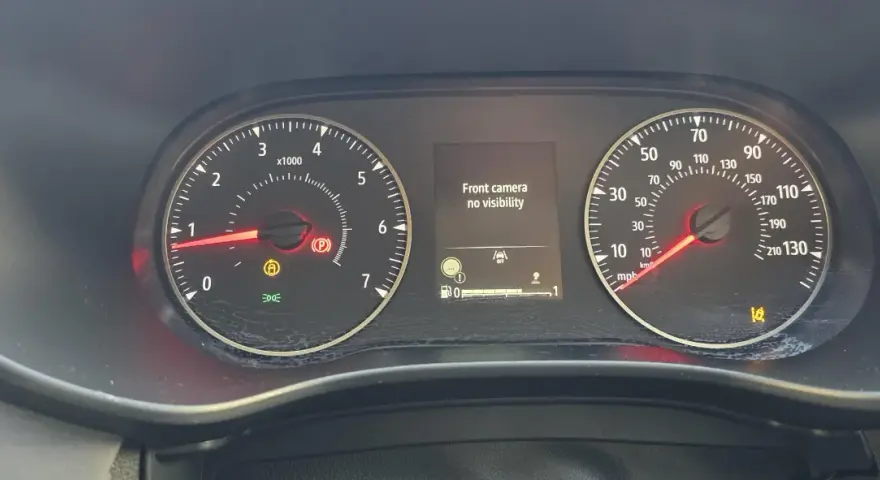 Dacia Sandero: kontrolki informują o braku widoczności kamery przedniej. Widoczne kontrolki hamulca ręcznego, ABS i ciśnienia w oponach.
