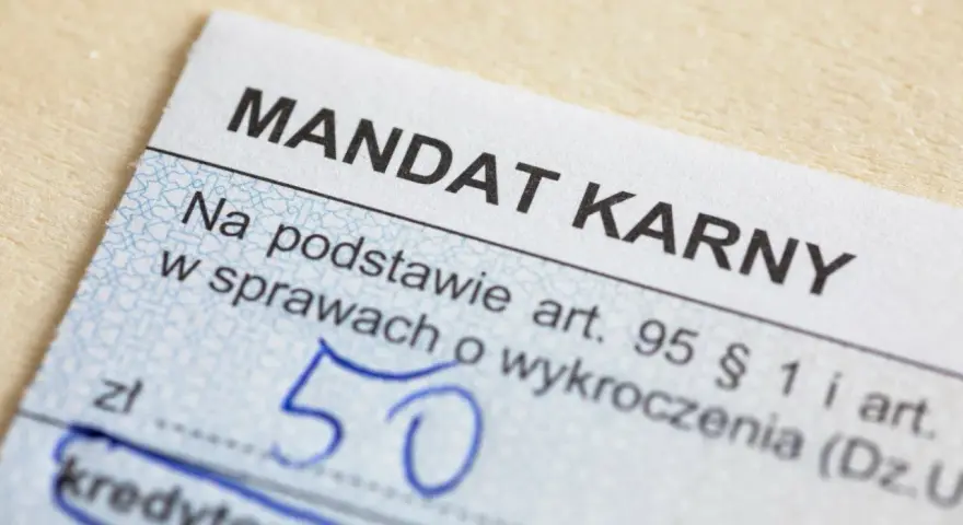 Fragment mandatu karnego z kwotą 50 zł. Zastanawiasz się, ile czasu na zapłacenie mandatu? Sprawdź przepisy.