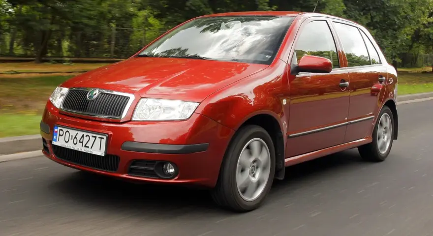 Czerwona Skoda Fabia w ruchu. Sprawdź aktualne skoda fabia - ceny używanych i znajdź swój wymarzony samochód.