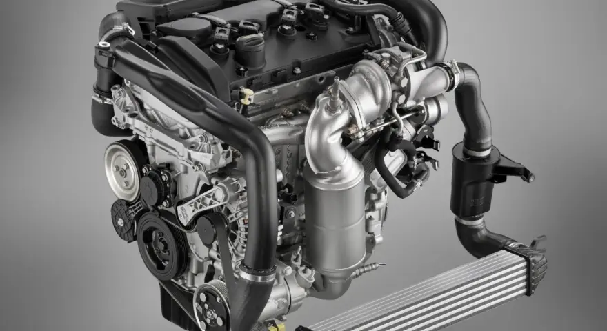 Silnik 1.6 THP z turbosprężarką i intercoolerem, gotowy do montażu.