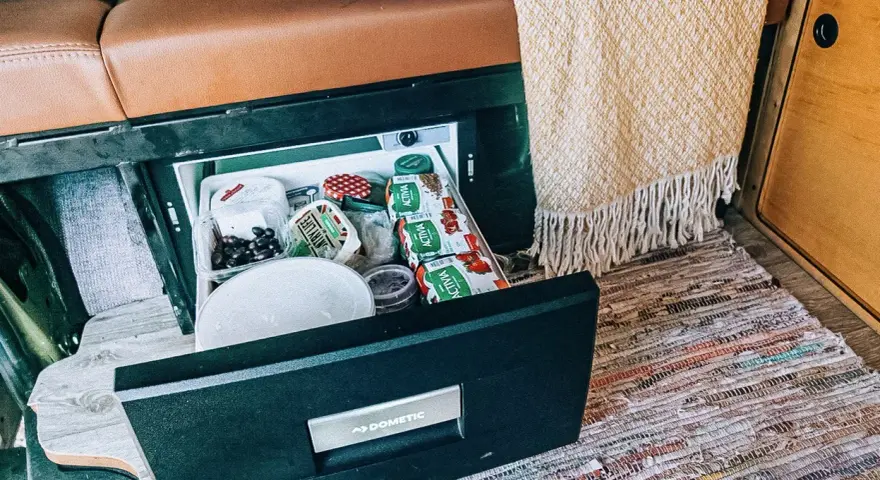 Jak działa lodówka w przyczepie kempingowej? Różnice i porady ekspertów