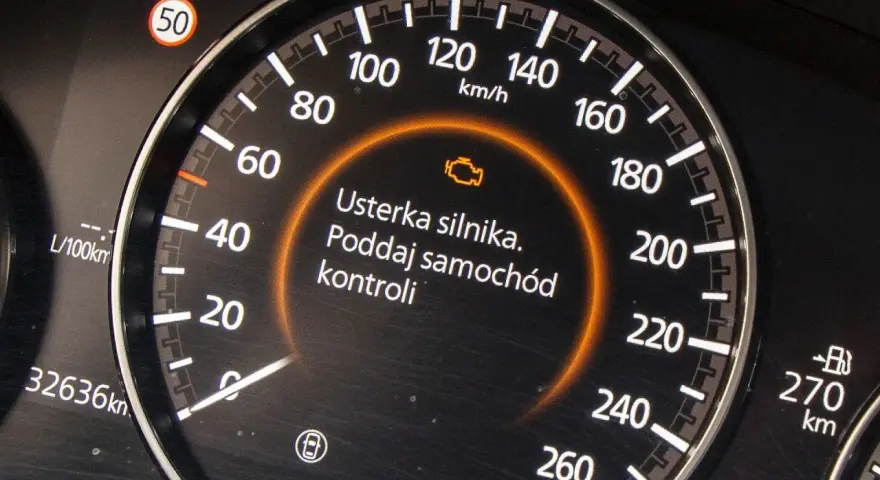 Na desce rozdzielczej świeci się kontrolka "usterka silnika", informując o konieczności wizyty w serwisie. To sygnał, że auto jest w trybie awaryjnym.