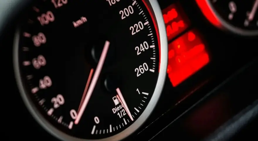 Kontrolka DTC P0500 Opel świeci się na desce rozdzielczej. Prędkościomierz pokazuje 0 km/h, a wskaźnik paliwa jest na 1/2.