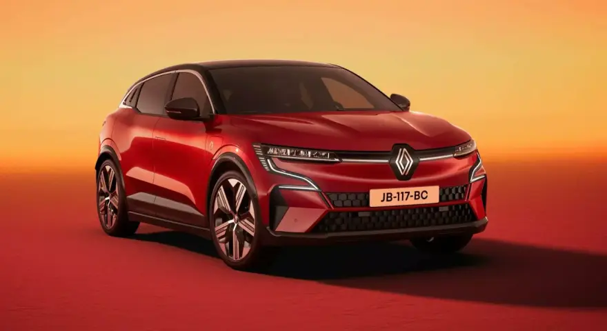 Nowy Renault Megane 5 w kolorze czerwonym, z czarnym dachem, prezentuje się dynamicznie na tle pomarańczowo-czerwonego gradientu.