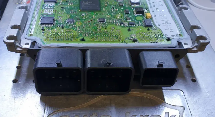Elektronika silnika Citroen z widocznym błędem DTC P1336. Moduł ECU na stole warsztatowym.