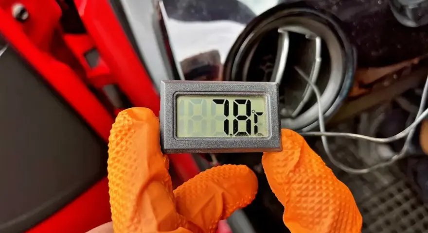 Termometr pokazuje 7.8°C przy samodzielnym nabijaniu klimatyzacji. Pomiar temperatury z nawiewu.