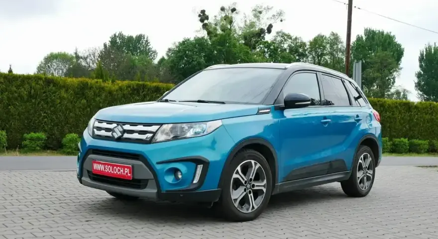 Niebieski Suzuki Vitara na placu. Sprawdź aktualne suzuki vitara - ceny używanych.
