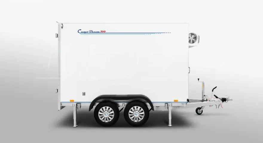 Biała izoterma naczepa z agregatem chłodniczym i logo "Cargo-Therm 300". Idealna do transportu towarów wymagających stałej temperatury.