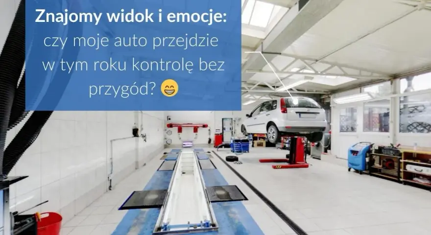 Warsztat samochodowy z podnośnikiem, na którym stoi auto. Czy przegląd techniczny samochodu co sprawdzają, zakończy się sukcesem?