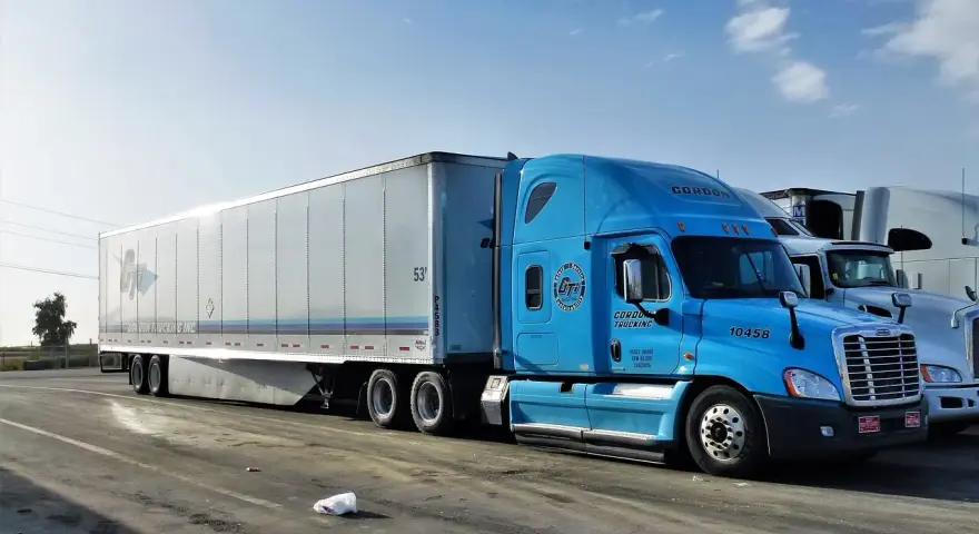 Błękitna ciężarówka Gordon Trucking gotowa do trasy door to door.