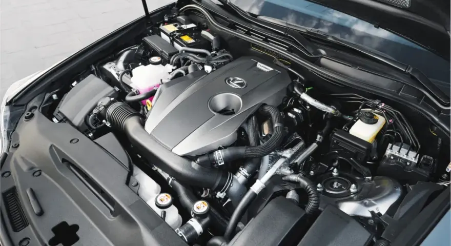 Silnik Lexus z napisem TURBO. Potężny biturbo gotowy do akcji.