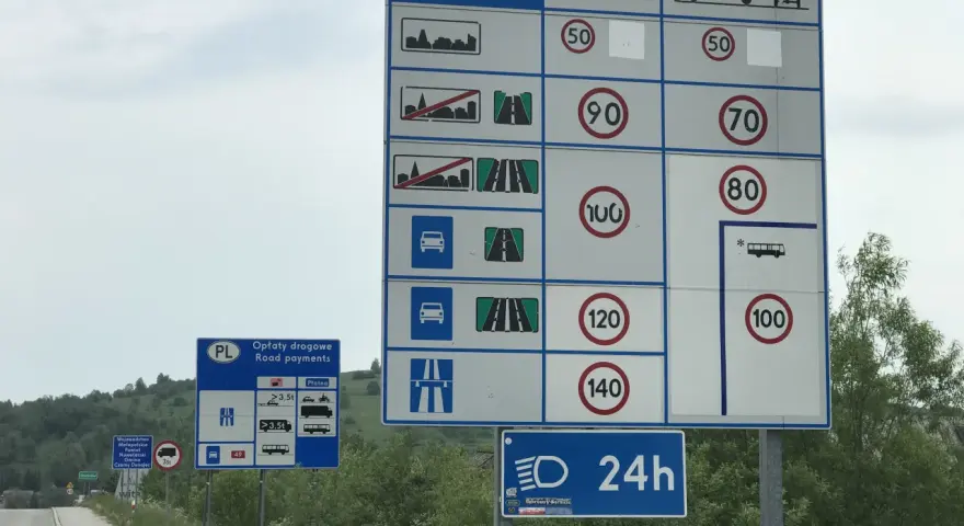 Znaki drogowe w Polsce informują, ile można jechać z przyczepką. Na autostradzie 140 km/h, a w terenie zabudowanym 50 km/h.