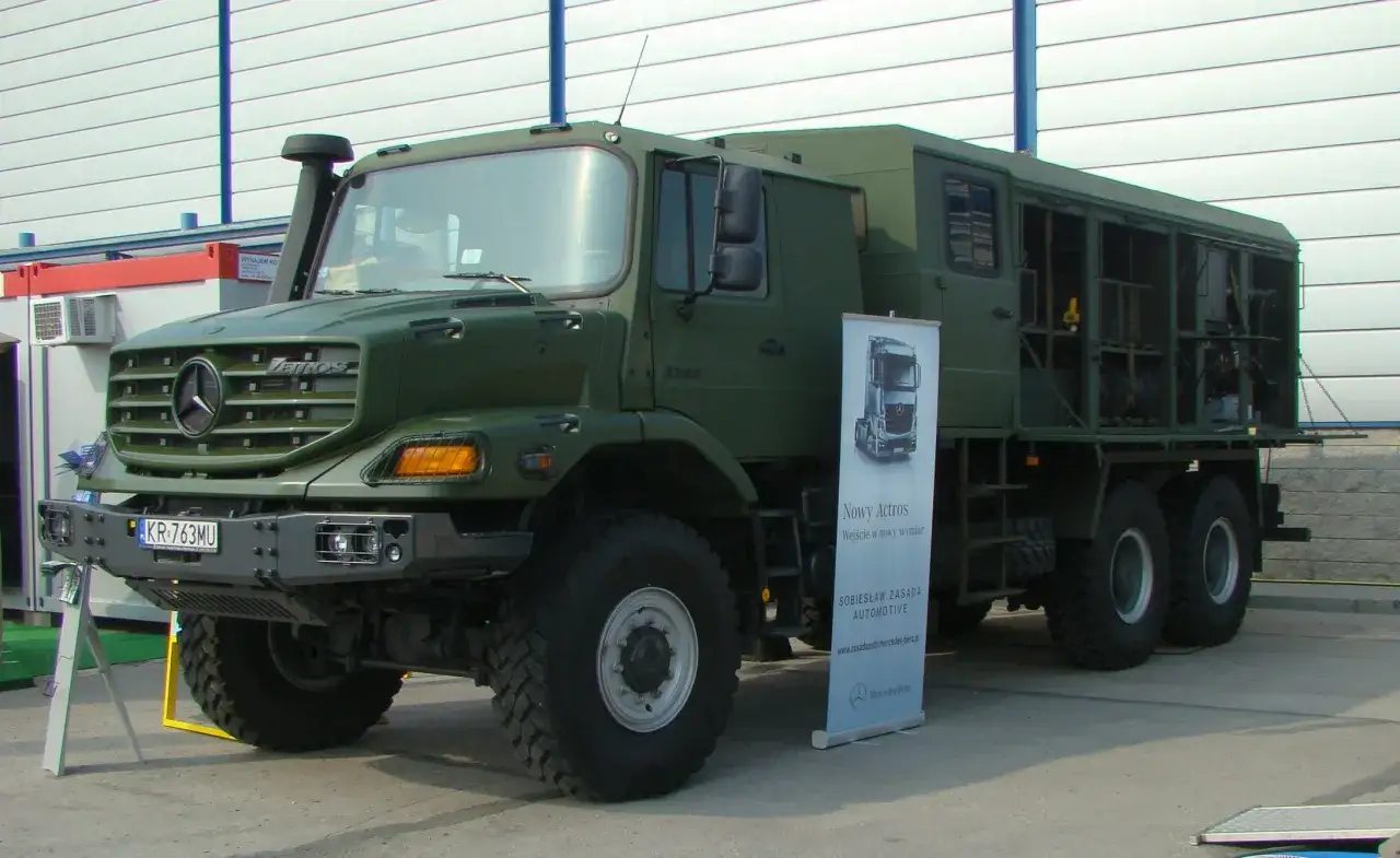 Zielony Mercedes Zetros, potężna ciężarówka terenowa, gotowa na każde wyzwanie.