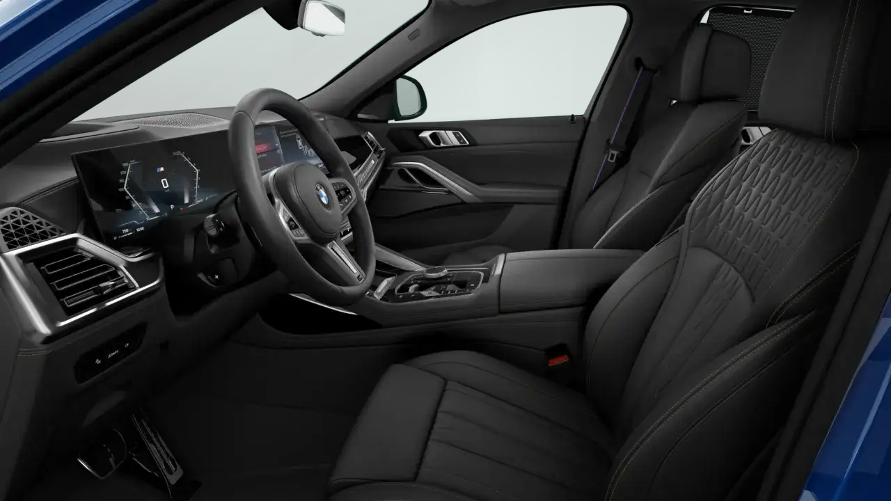 Wnętrze BMW x6: skórzana tapicerka, cyfrowy kokpit i sportowa kierownica.