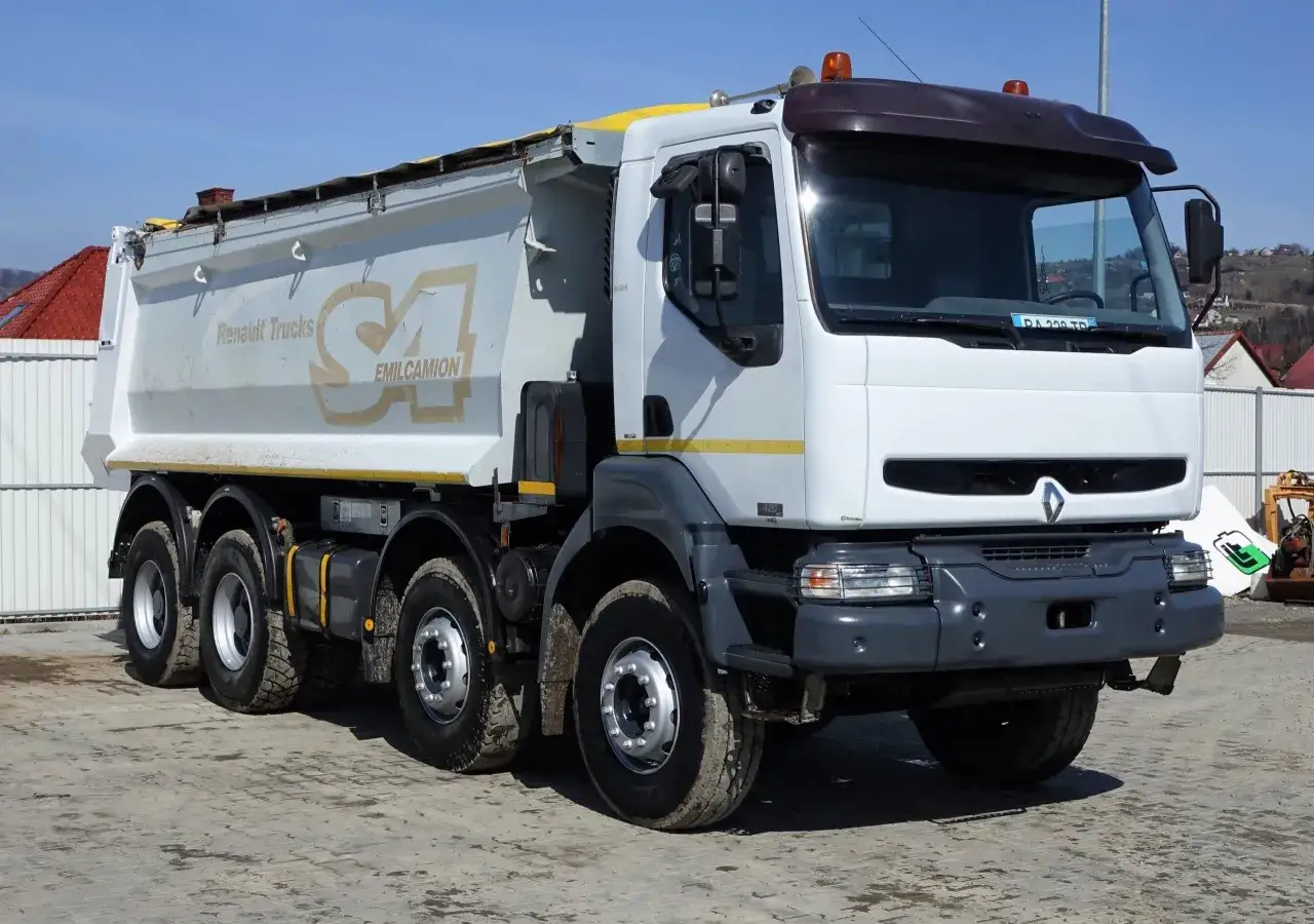 Biała wywrotka Renault Kerax z żółtym logotypem 