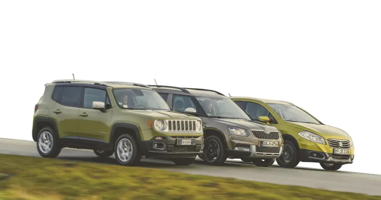 Zielony jeep suv i dwa inne samochody jadące obok siebie.