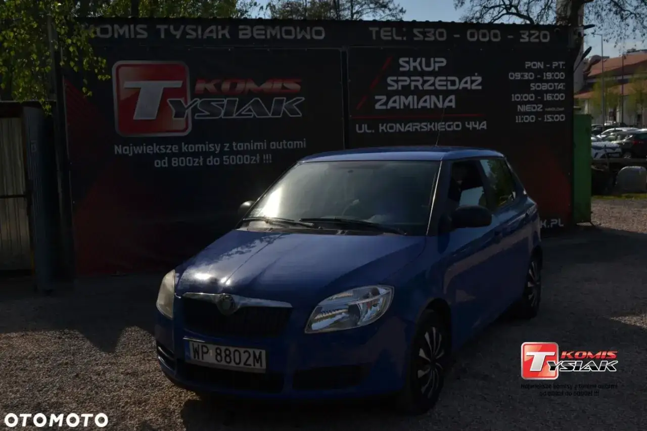 Niebieska Skoda Fabia na placu komisu. Sprawdź atrakcyjne ceny używanych aut, w tym tej Fabii, od 800 zł do 5000 zł.