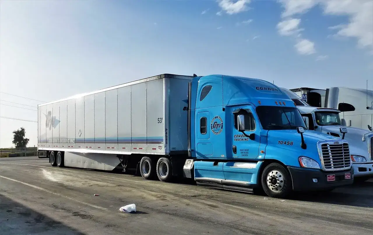 Błękitna ciężarówka Gordon Trucking gotowa do podróży door to door.