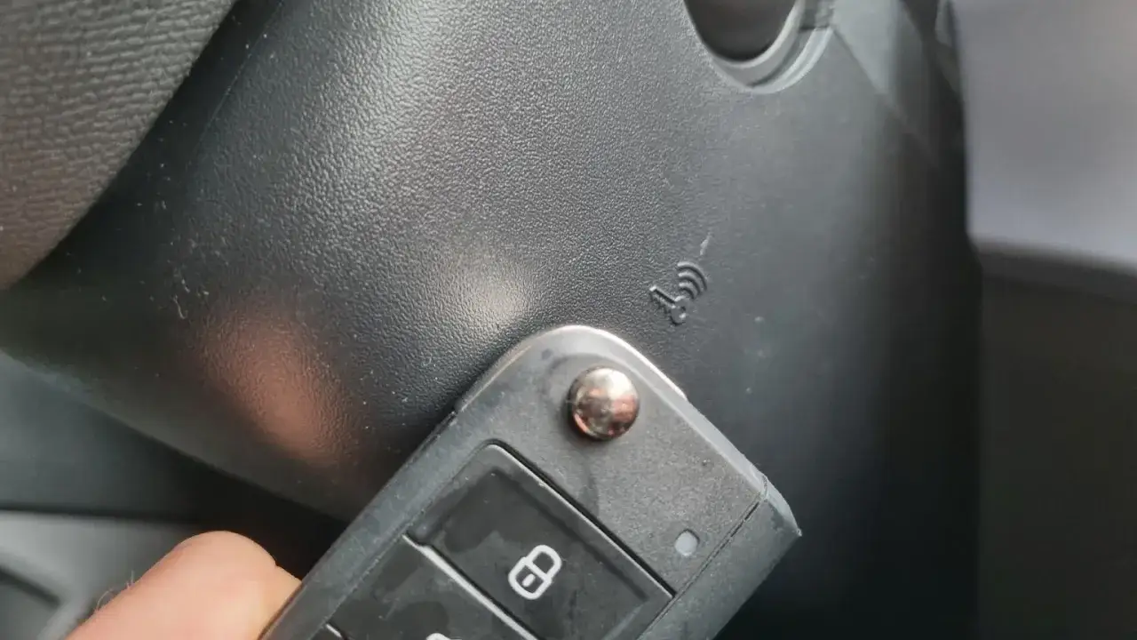 Kluczyk zbliżony do miejsca z symbolem kluczyka i fal, wskazówka jak odpalic auto.