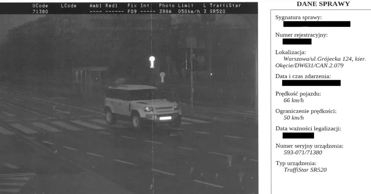 Biały Land Rover Defender przekracza limit prędkości 50 km/h (jedzie 66 km/h) na ul. Grójeckiej w Warszawie. To zdjęcie z fotoradaru, które może być podstawą do wystawienia mandatu.