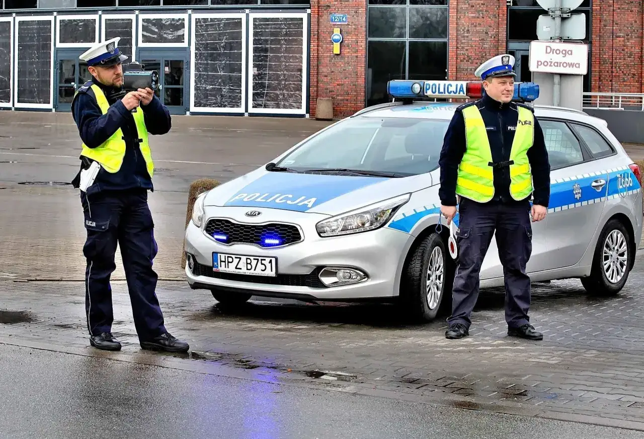 Policjanci z radarem mierzą prędkość. Kierowca, który przekroczył prędkość o 20 km/h, może spodziewać się mandatu.