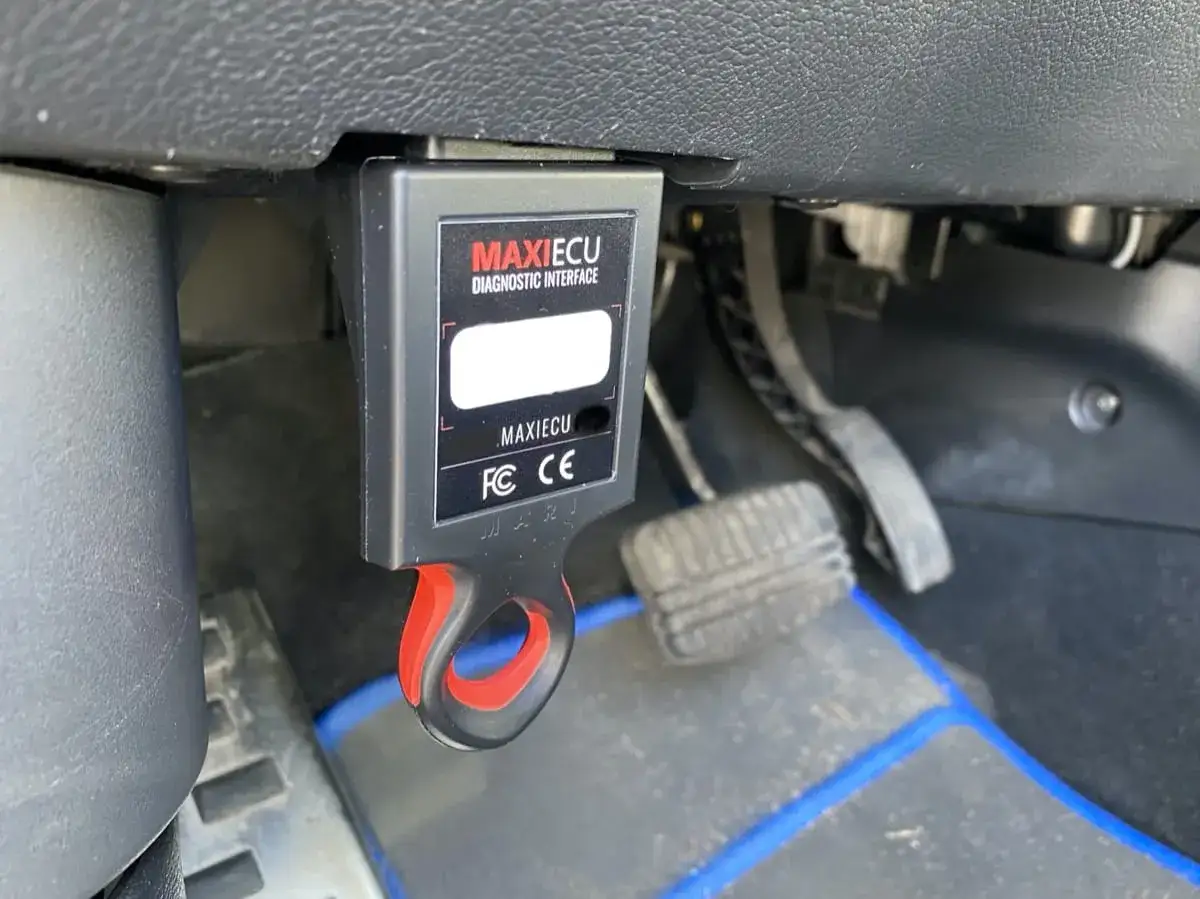 Urządzenie diagnostyczne MAXIECU podłączone do gniazda OBD w Oplu. Idealne do diagnostyki op-com opel po polsku.