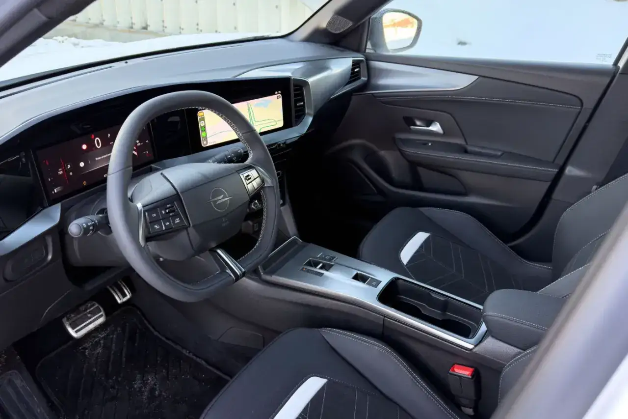 Wnętrze nowoczesnego Vauxhalla z cyfrowymi ekranami, kierownicą i sportowymi fotelami.