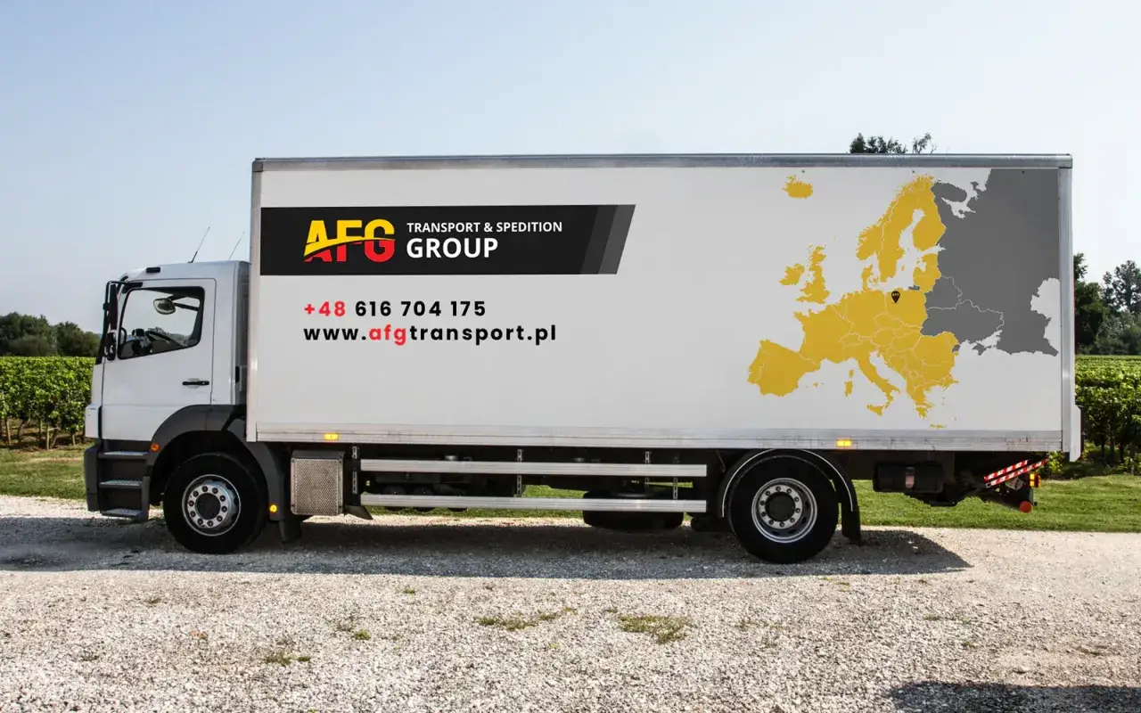 Ciężarówka AFG Transport & Spedition z mapą Europy. Firma oferuje usługi transportowe, a jej logo jest widoczne na boku pojazdu.