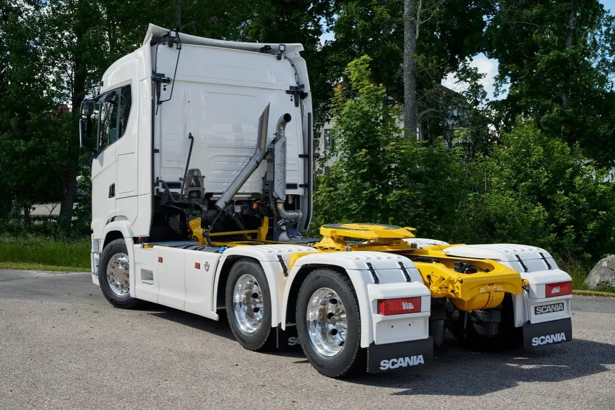 Biała Scania Streamline z żółtym siodłem, gotowa do trasy.