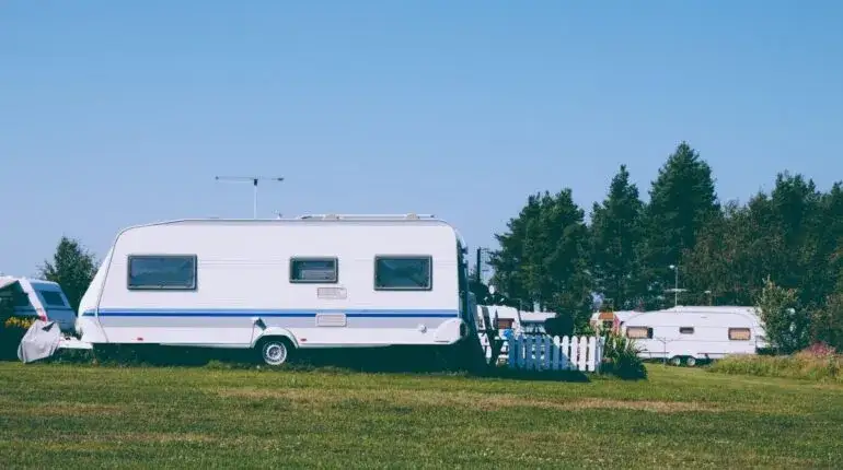 Zdjęcie Jak działa lodówka w przyczepie kempingowej? Różnice i porady ekspertów