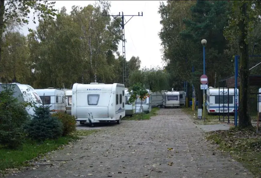 Zdjęcie Ile kosztuje postawienie przyczepy kempingowej nad morzem? Ceny i porady