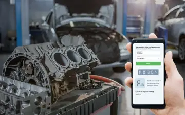 Diagnostyka silnika Opla z kodem DTC P0304. Na ekranie telefonu widoczny kod błędu P0304, wskazujący na problem z zapłonem cylindra 4.