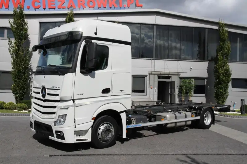 Biały Mercedes Actros MP4 z systemem hakowym, gotowy do pracy.