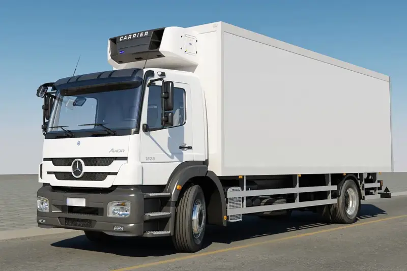 Biała chłodnia Mercedes Axor z agregatem Carrier na dachu, gotowa do transportu towarów.